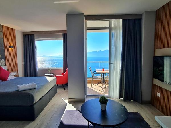 Letstay Panorama Suites : photo 2 de la chambre chambre double avec balcon - vue sur mer