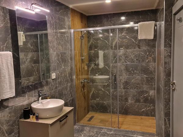 Letstay Panorama Suites : photo 8 de la chambre suite supérieure avec vue partielle sur la mer