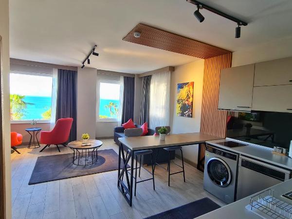 Letstay Panorama Suites : photo 1 de la chambre suite supérieure avec vue partielle sur la mer