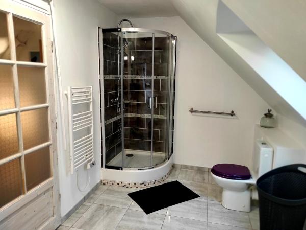 Le Clos de la Commanderie : photo 7 de la chambre chambre quadruple avec salle de bains
