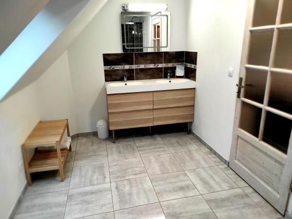 Le Clos de la Commanderie : photo 6 de la chambre chambre quadruple avec salle de bains