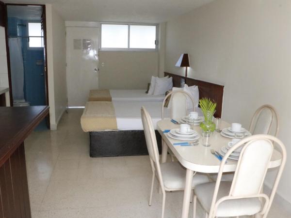 Alba Suites Acapulco : photo 10 de la chambre chambre avec 2 lits doubles - vue sur piscine
