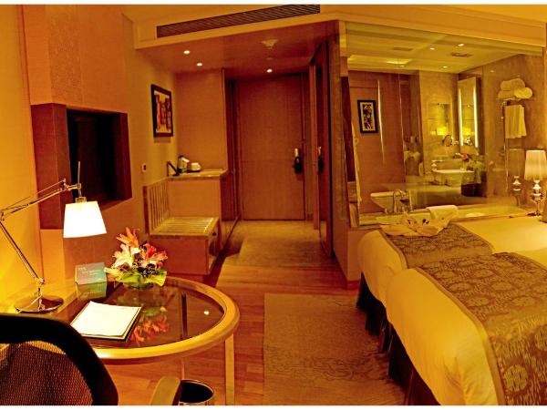 Radisson Blu Jaipur : photo 8 de la chambre business double or twin - non smoking room with 02 beer or 02 pegs(imfl) or 02 mocktails and 02 pcs laundry