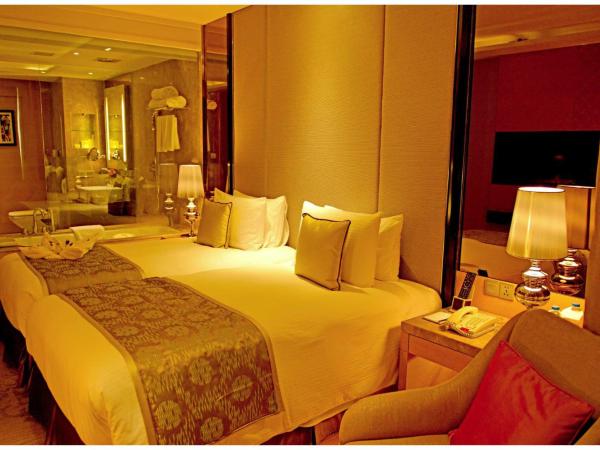 Radisson Blu Jaipur : photo 9 de la chambre business double or twin - non smoking room with 02 beer or 02 pegs(imfl) or 02 mocktails and 02 pcs laundry