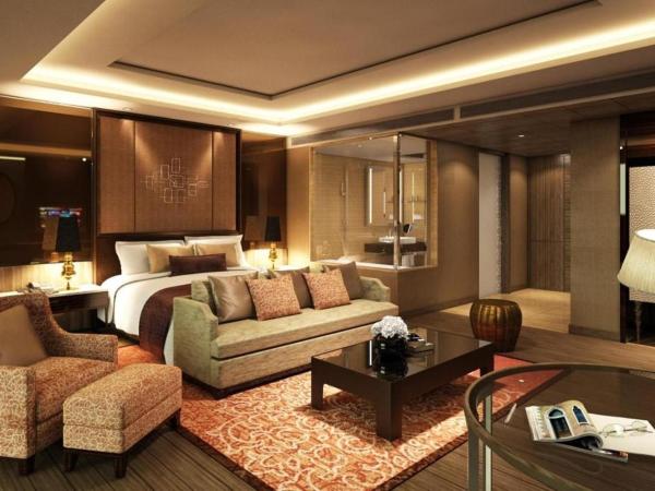 Radisson Blu Jaipur : photo 9 de la chambre junior suite non smoking room with 02 beer or 02 pegs(imfl) or 02 mocktails and 02 pcs laundry