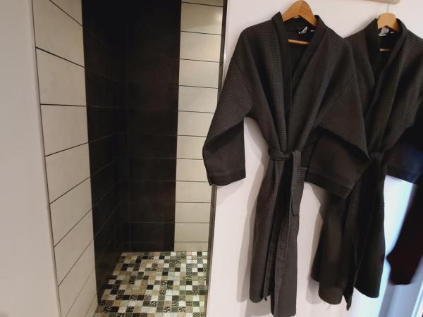 Au Coeur des Lacs - Chambres d'hôtes : photo 1 de la chambre chambre lit king-size avec terrasse - cellet