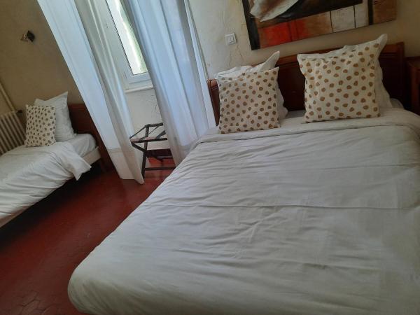 Logis hôtel restaurant de Provence : photo 3 de la chambre chambre triple