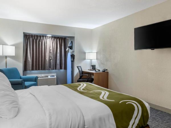 Quality Inn Downtown - near Market Square : photo 4 de la chambre chambre lit queen-size accessible aux personnes à mobilité réduite - non-fumeurs