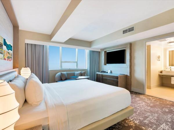 Eden Roc Miami Beach : photo 1 de la chambre chambre lit king-size premium - vue sur complexe hôtelier 