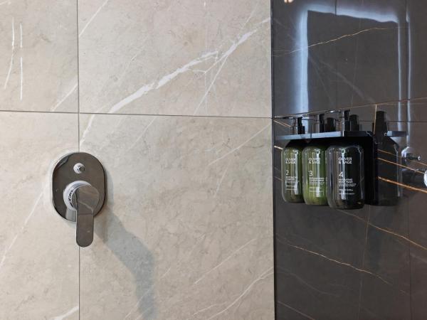 Golden Hotel : photo 5 de la chambre chambre lit king-size - accessible aux personnes à mobilité réduite