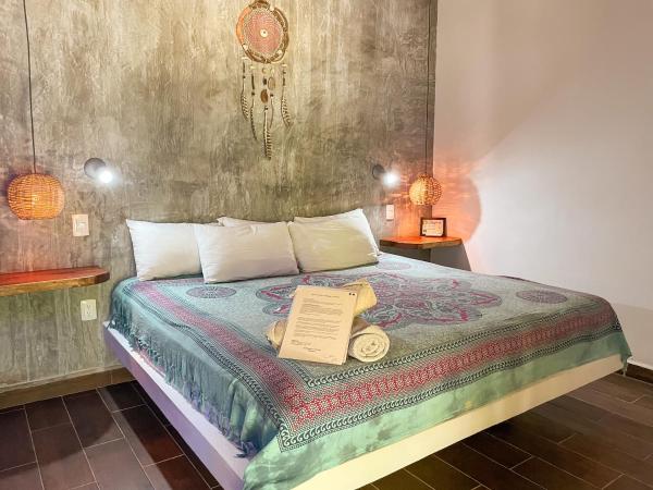 Zamunda Garden View : photo 4 de la chambre chambre lit king-size - vue sur jardin