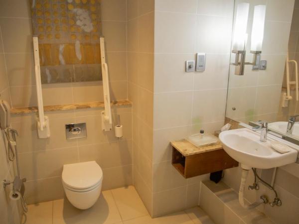 Holiday Inn Cochin, an IHG Hotel : photo 2 de la chambre chambre lit king-size - accessible aux personnes à mobilité réduite