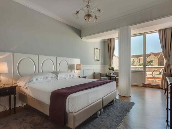 Plaza Hotel Lucchesi : photo 2 de la chambre chambre deluxe double ou lits jumeaux