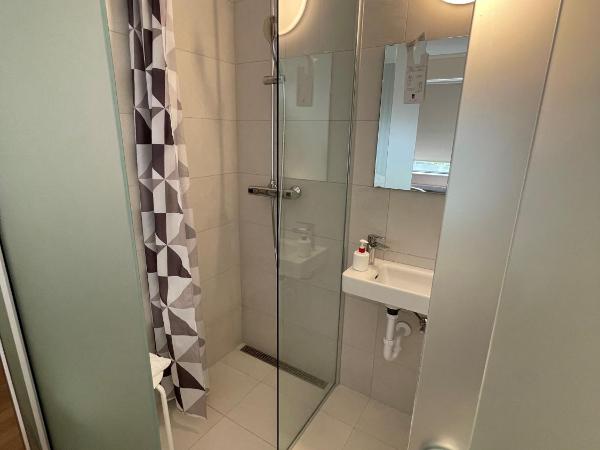 Guesthouse Sunna : photo 2 de la chambre chambre lits jumeaux avec salle de bains privative