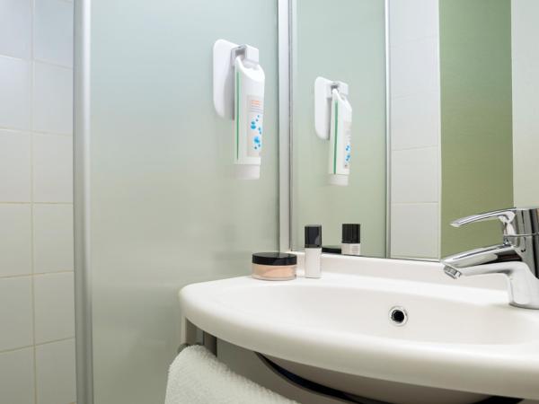 ibis budget Bordeaux Centre Mériadeck : photo 8 de la chambre chambre triple avec 1 lit double et 1 lit superposé