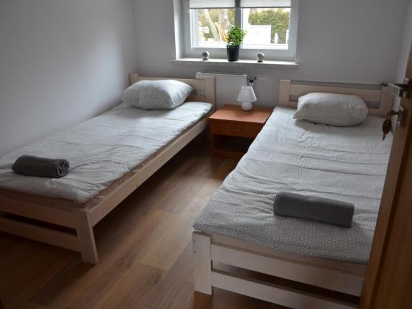 Hostel 55 - darmowy parking : photo 1 de la chambre chambre lits jumeaux avec salle de bains commune