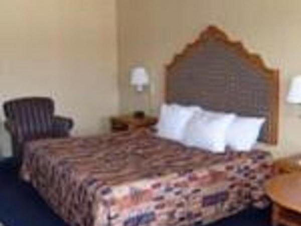 Days Inn by Wyndham San Antonio Splashtown/ATT Center : photo 2 de la chambre chambre lit king-size - non-fumeurs