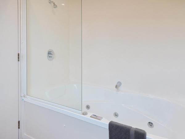 306 Motel Apartments : photo 4 de la chambre studio avec baignoire spa