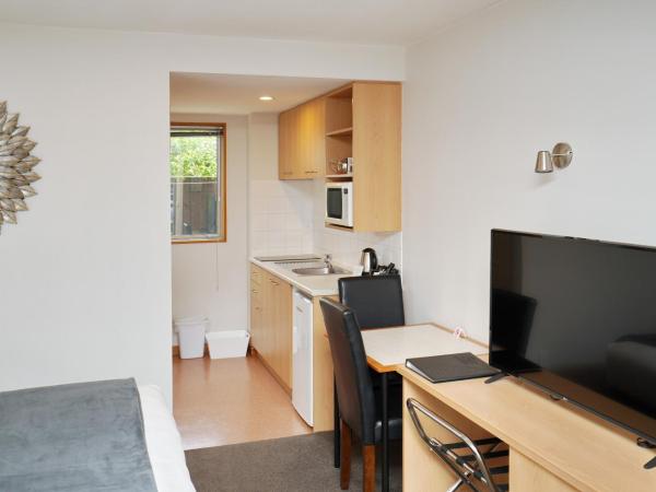 306 Motel Apartments : photo 6 de la chambre studio avec baignoire spa