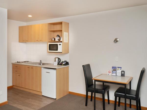 306 Motel Apartments : photo 7 de la chambre chambre familiale avec salle de bains privative