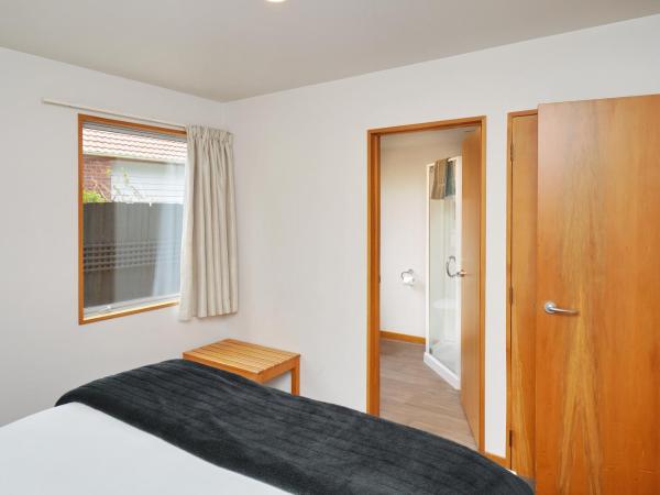 306 Motel Apartments : photo 6 de la chambre chambre familiale avec salle de bains privative