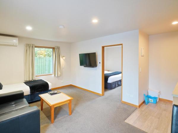 306 Motel Apartments : photo 5 de la chambre chambre familiale avec salle de bains privative