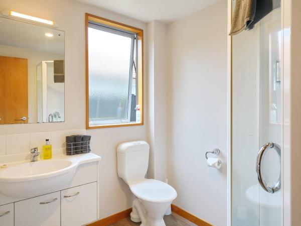 306 Motel Apartments : photo 4 de la chambre chambre familiale avec salle de bains privative