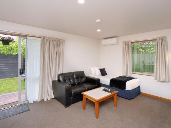 306 Motel Apartments : photo 3 de la chambre chambre familiale avec salle de bains privative