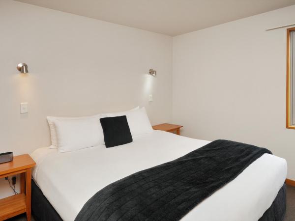 306 Motel Apartments : photo 2 de la chambre chambre familiale avec salle de bains privative