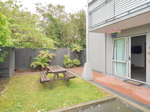 306 Motel Apartments : photo 1 de la chambre chambre familiale avec salle de bains privative