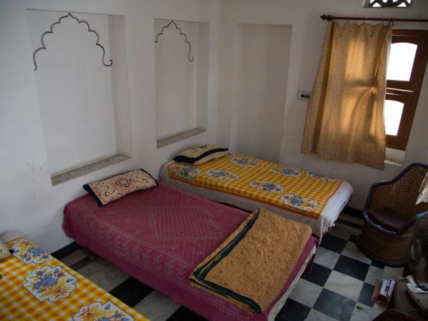 Udai Haveli Guest House : photo 5 de la chambre chambre double Économique avec salle de bains et toilettes communes