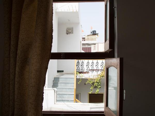 Udai Haveli Guest House : photo 7 de la chambre chambre double Économique avec salle de bains et toilettes communes