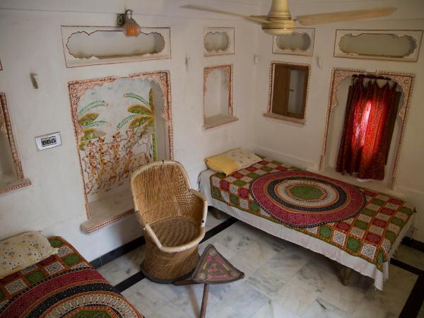 Udai Haveli Guest House : photo 8 de la chambre chambre double Économique avec salle de bains et toilettes communes