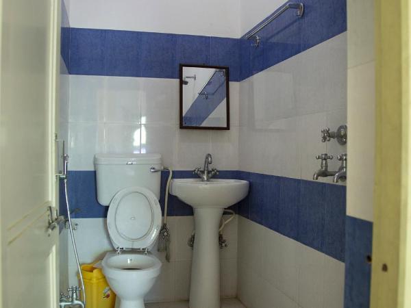 Udai Haveli Guest House : photo 9 de la chambre chambre double Économique avec salle de bains et toilettes communes