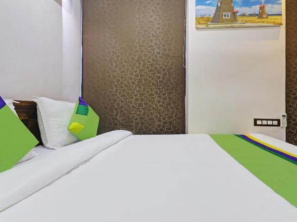 Treebo J A Royal Suites Manikonda : photo 2 de la chambre chambre double deluxe