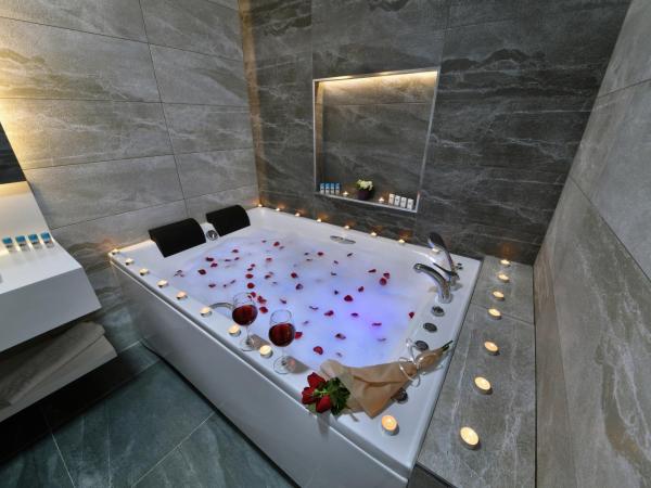 Nish Suites Atasehir : photo 9 de la chambre chambre double avec baignoire spa