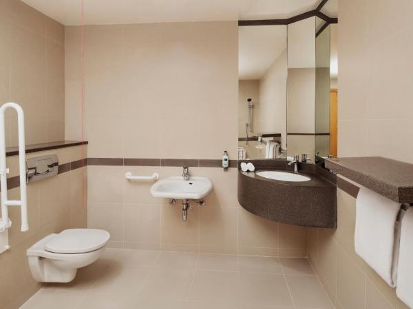 Holiday Inn Express Dubai Airport, an IHG Hotel : photo 7 de la chambre chambre lit king-size standard - accessible aux personnes à mobilité réduite