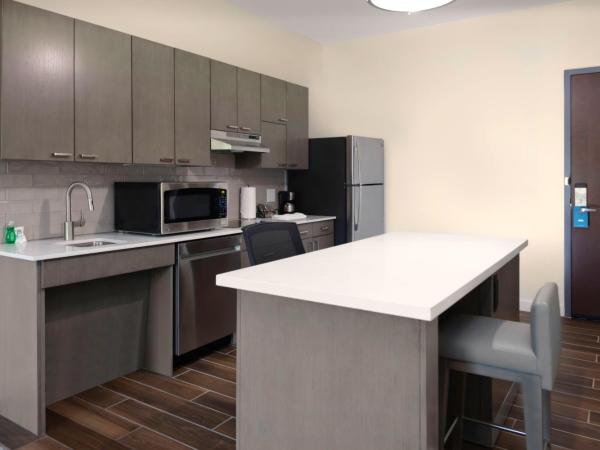 Hyatt House Charlotte Rea Farms : photo 2 de la chambre studio suite with two queen beds, sofa bed and kitchen