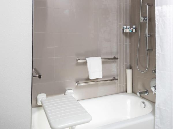 Hyatt House Charlotte Rea Farms : photo 4 de la chambre suite studio lit queen-size avec cuisine et baignoire accessible aux personnes à mobilité réduite