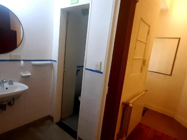 Sabatico Travelers Hostel & Guesthouse : photo 3 de la chambre chambre triple avec salle de bains