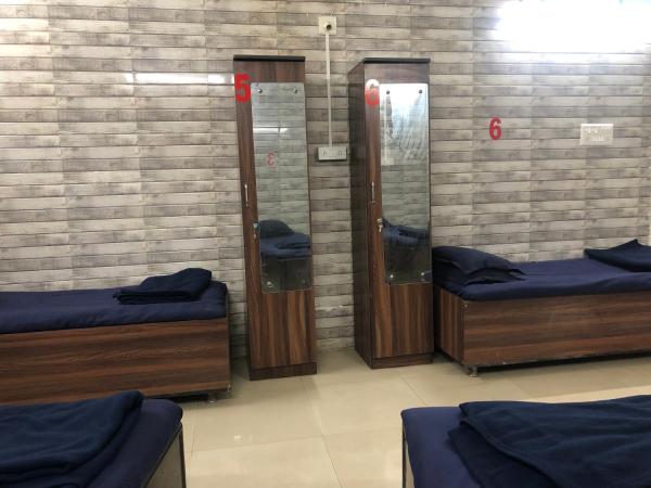 CHARYANA HOTEL AC DORMITORY : photo 3 de la chambre dortoir pour hommes