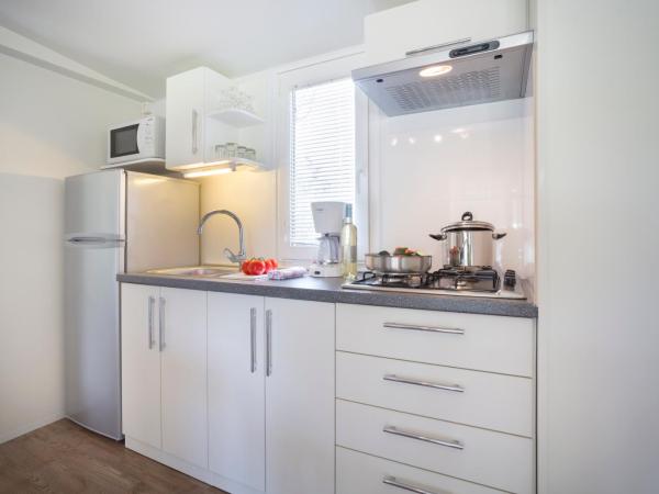 Maistra Camping Polari Mobile homes : photo 8 de la chambre mobile home 2 chambres standard