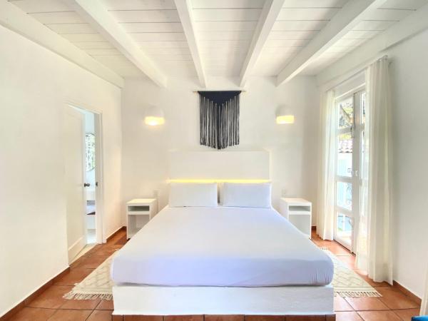 Hotel Cala Blanca Cuernavaca : photo 1 de la chambre chambre lit king-size avec balcon