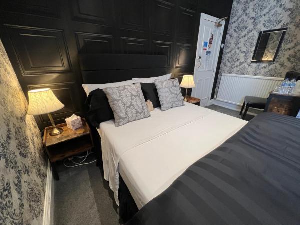 Raffles Hotel : photo 1 de la chambre chambre double avec salle de bains privative