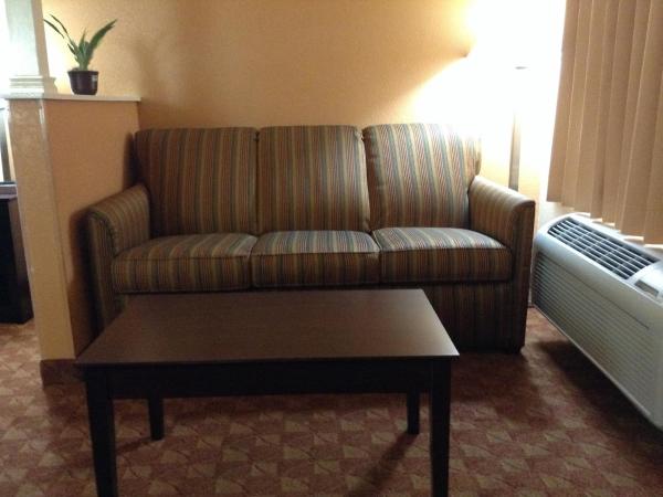 Econo Lodge Inn & Suites Downtown Northeast near Fort Sam Houston : photo 5 de la chambre suite lit king-size – non-fumeurs