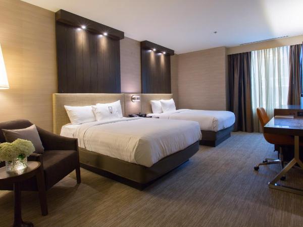 Hyatt Centric Chicago Magnificent Mile : photo 1 de la chambre chambre avec 2 lits queen-size et douche accessible aux personnes à mobilité réduite