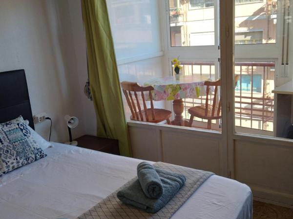 LOVE ALICANTE : photo 1 de la chambre chambre double avec salle de bains commune