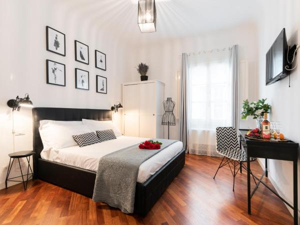 Entire flat with 6 Rooms & 6 Bathrooms, 210 SQMs at Most Historical Center with LIFT !!! : photo 1 de la chambre chambre double deluxe