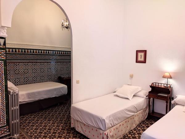 Hotel Simon : photo 3 de la chambre chambre double avec lit d'appoint