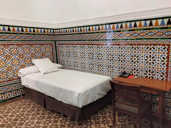 Hotel Simon : photo 1 de la chambre chambre double avec lit d'appoint